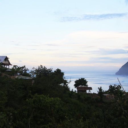 Merdeka House Maluk Esterno foto