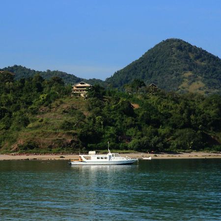 Merdeka House Maluk Esterno foto