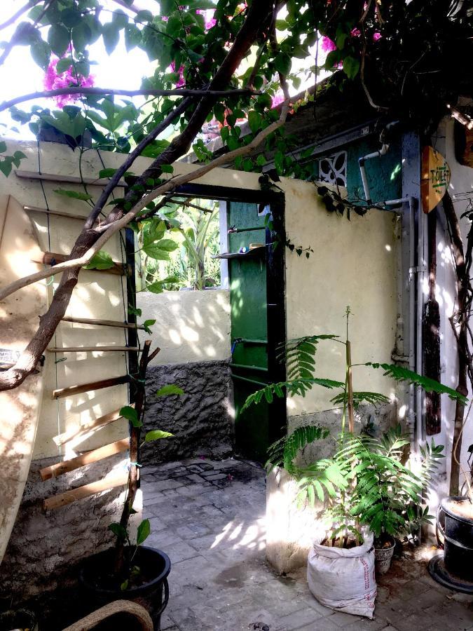 Merdeka House Maluk Esterno foto