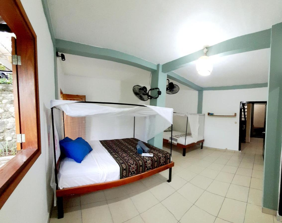 Merdeka House Maluk Esterno foto