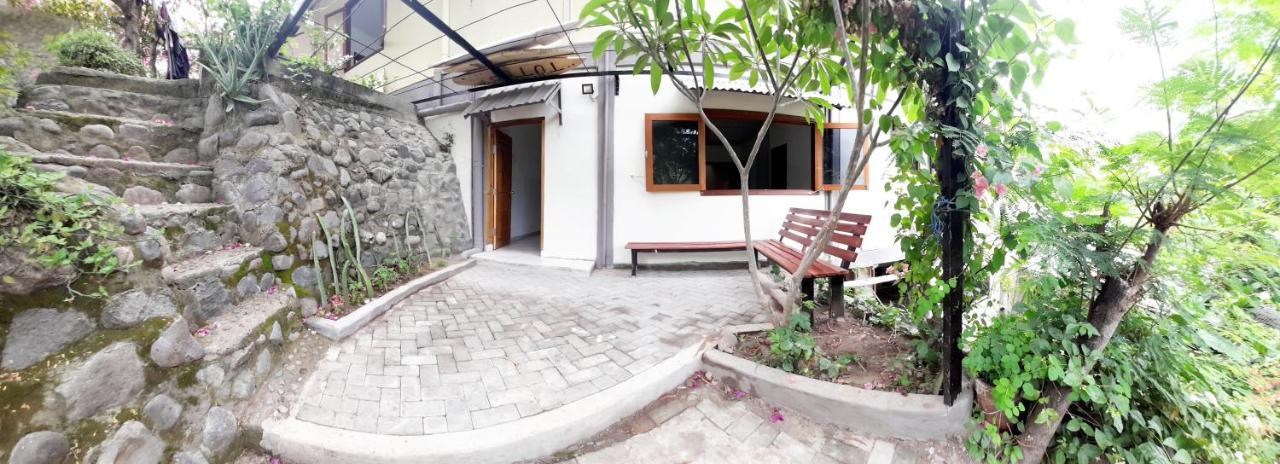 Merdeka House Maluk Esterno foto