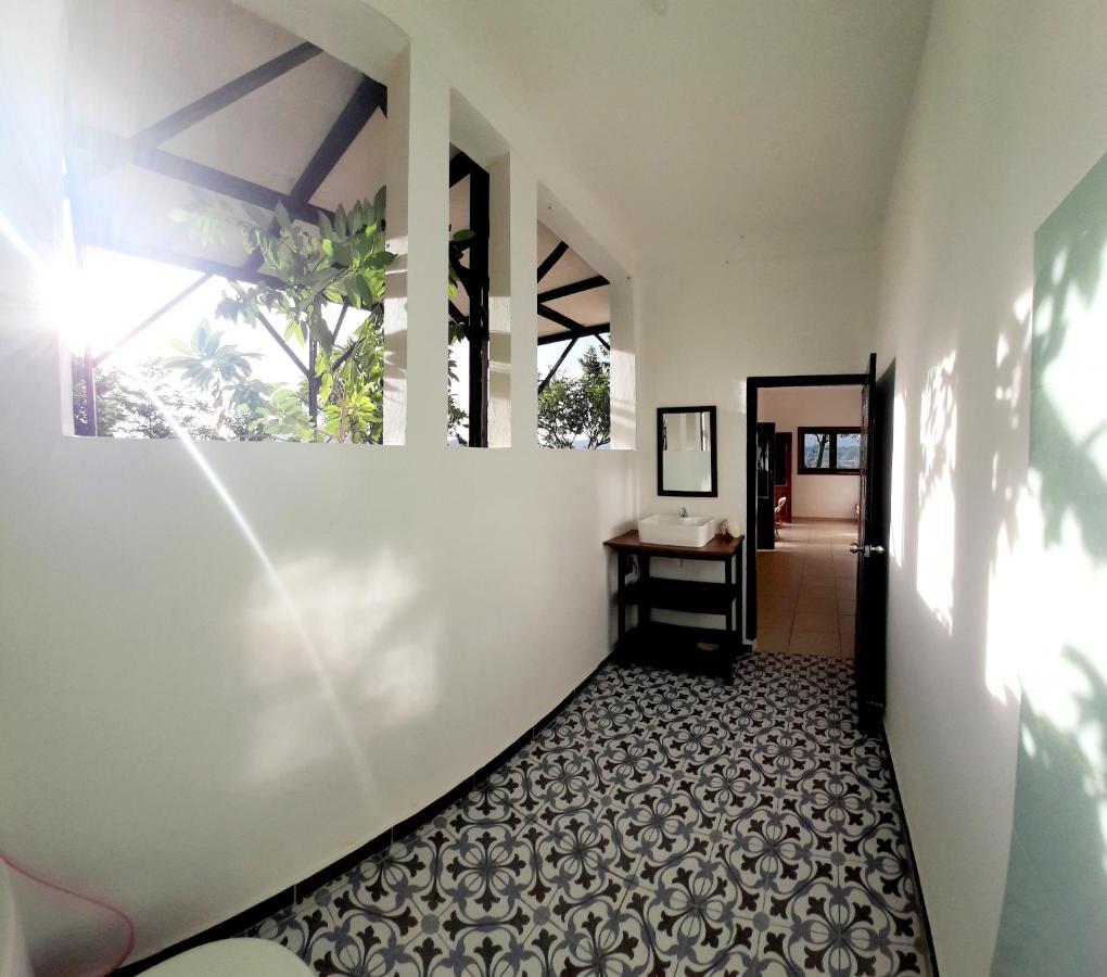Merdeka House Maluk Esterno foto