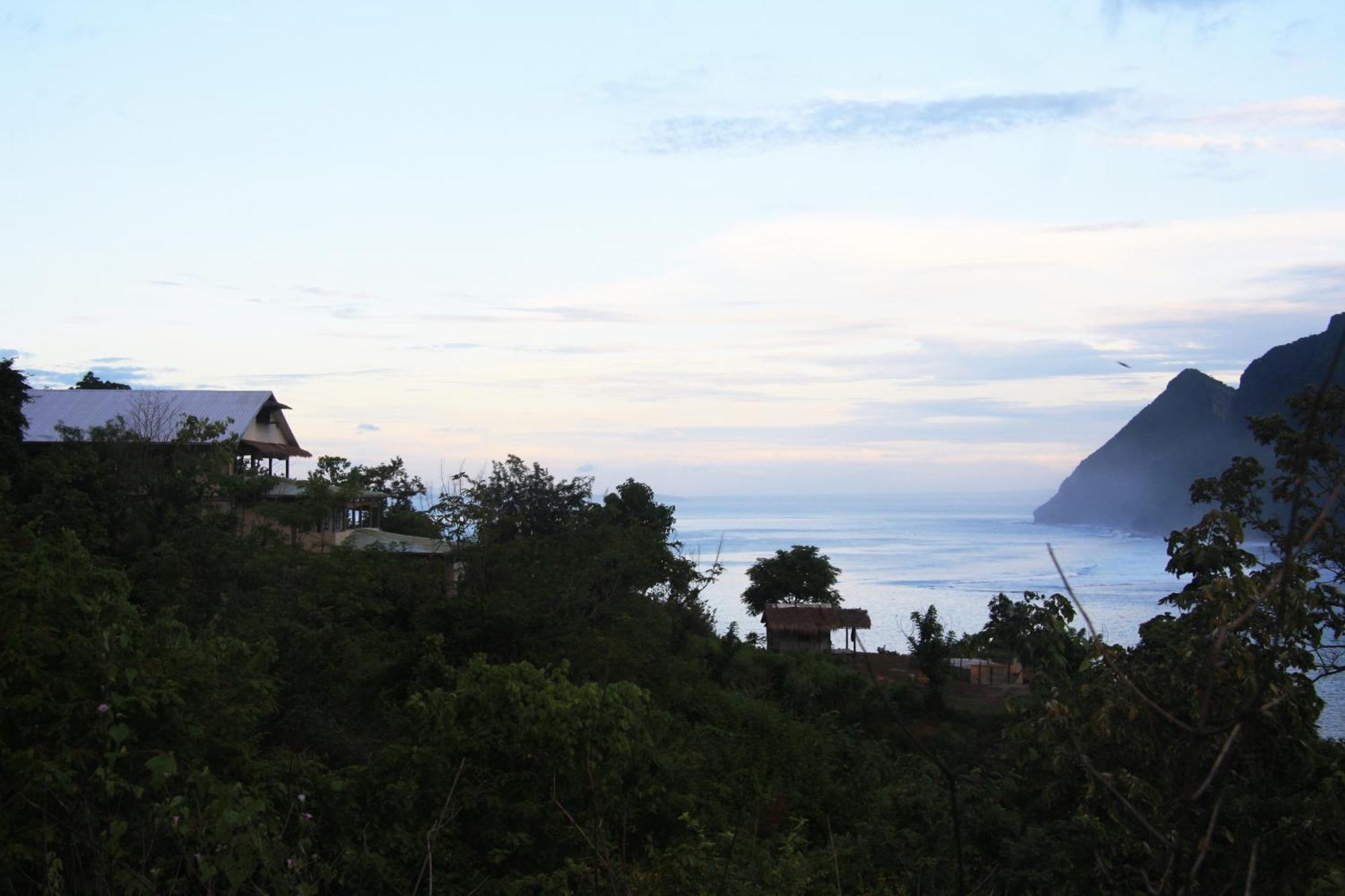 Merdeka House Maluk Esterno foto