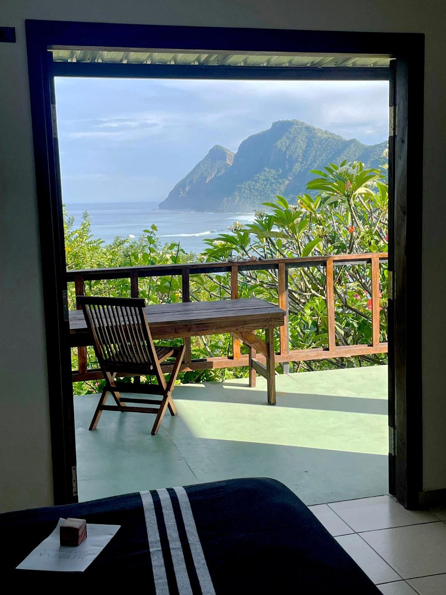 Merdeka House Maluk Esterno foto