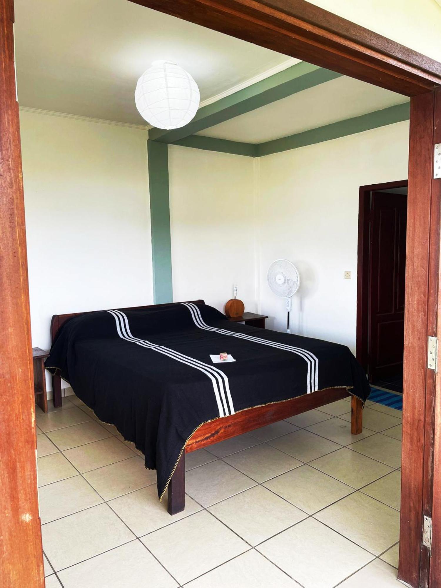 Merdeka House Maluk Esterno foto