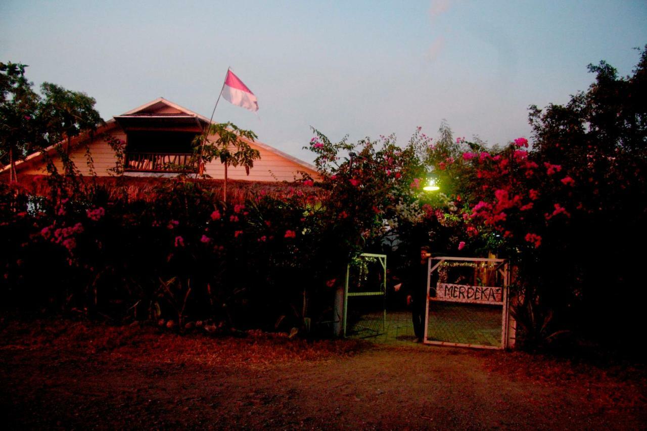 Merdeka House Maluk Esterno foto
