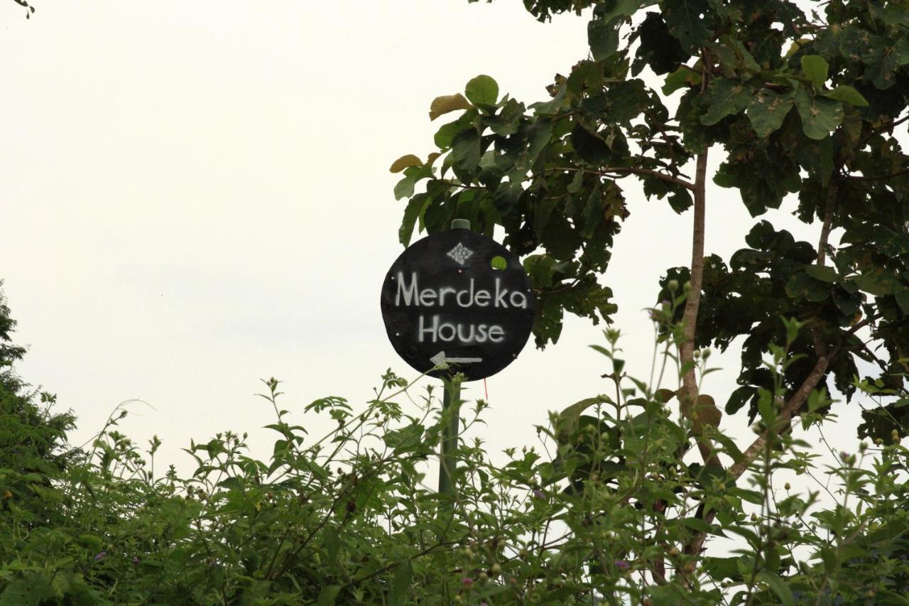 Merdeka House Maluk Esterno foto